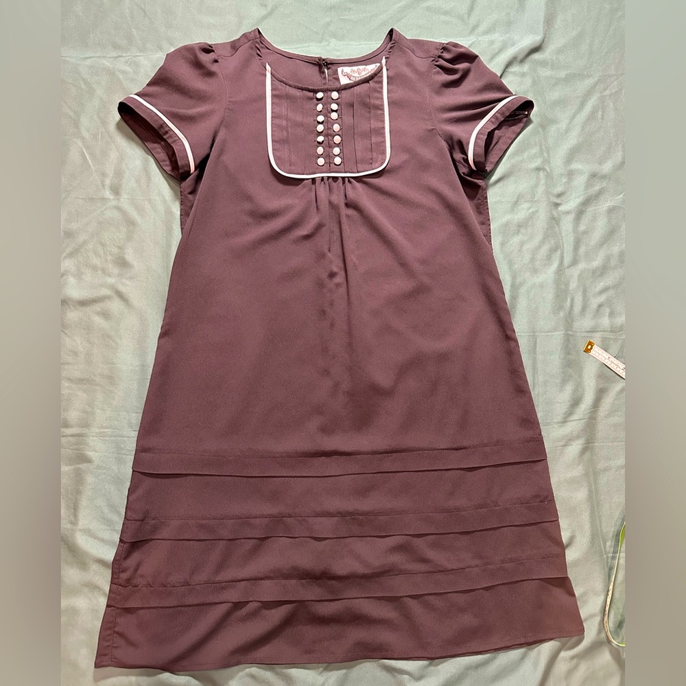 BB Dakota Charcoal White Shift Midi Dress, Sz M. Button detail at neckline.